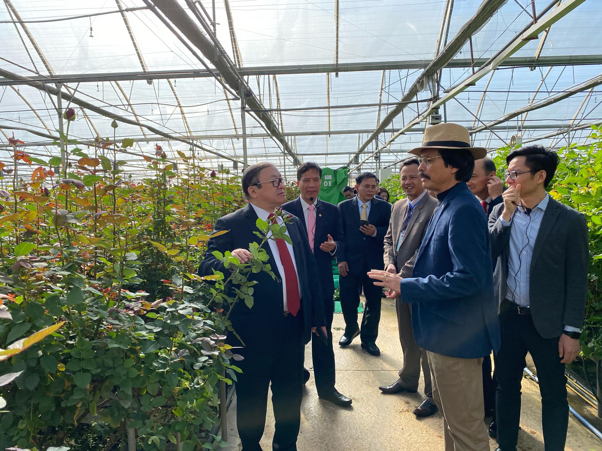 Chủ tịch Hội NDVN Thào Xuân Sùng và các bạn Lào, Campuchia tham quan Trang trại trồng hoa ứng dụng công nghệ cao tại Đà Lạt, Lâm Đồng