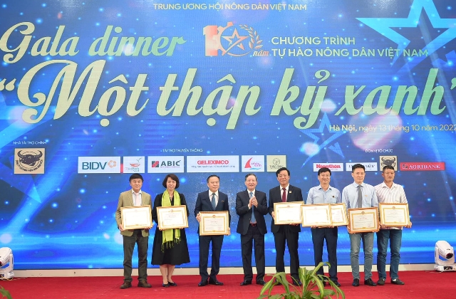 Ông Lương Quốc Đoàn - Chủ tịch Trung ương Hội NDVN trao Bằng khen cho những cá nhân có thành tích xuất sắc trong 10 năm tổ chức chuỗi sự kiện Tự hào Nông dân Việt Nam giai đoạn 2013 - 2022.