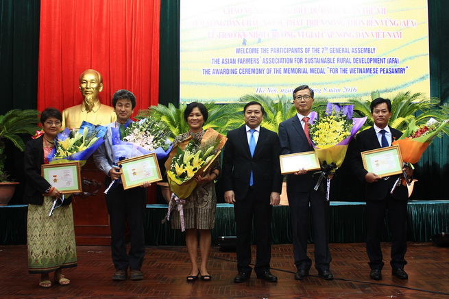 TƯ Hội NDVN trao kỷ niệm chương Vì giai cấp nông dân Việt Nam cho 5 cá nhân