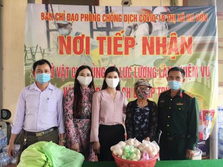 Một điểm tiếp nhận nhu yếu phẩm ủng hộ công tác phòng, chống dịch