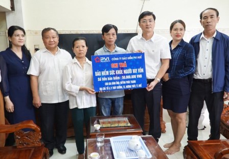 Gia đình ông Huỳnh Phúc Thanh được chi trả bồi thường bảo hiểm sức khỏe người vay vốn với số tiền 50.000.000 đồng. Ảnh: Trần Hòe