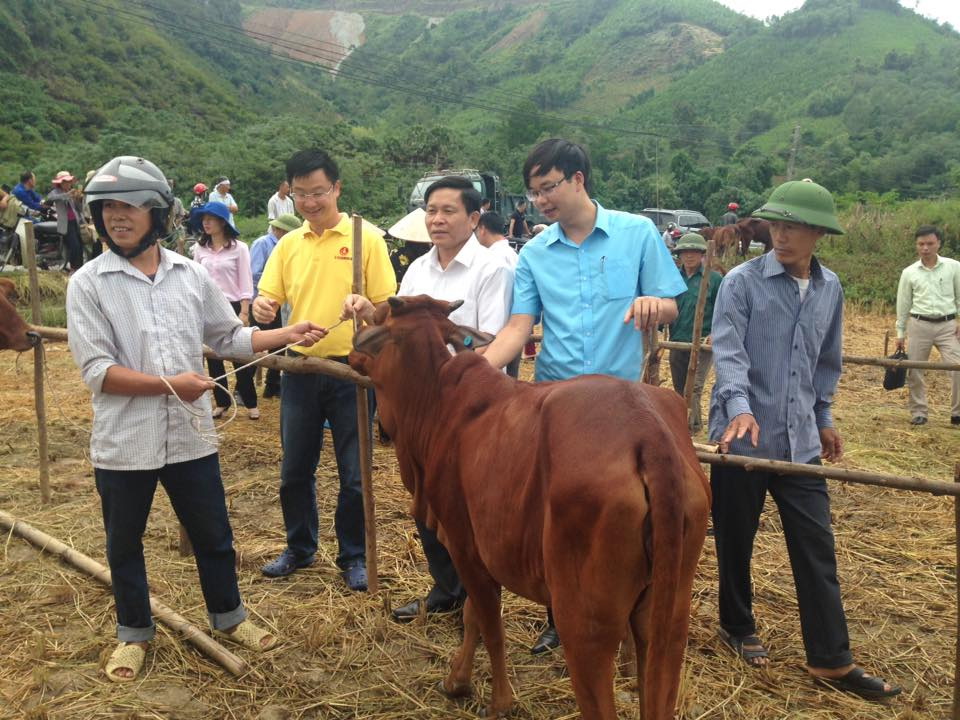 Thái Nguyên: Trao 300 bê cái giống sinh sản cho nông dân
