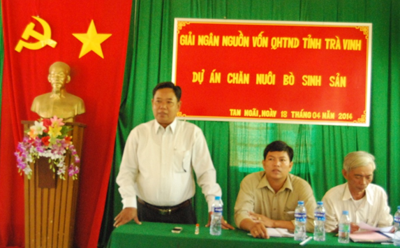 Đ/c Kim Song Ven - Chủ tịch Hội Nông dân tỉnh (bên trái) mong muốn 20 hộ hội viên nông dân xã Tam Ngãi, huyện Cầu Kè sử dụng vốn vay đúng mục đích để phát triển kinh tế gia đình.